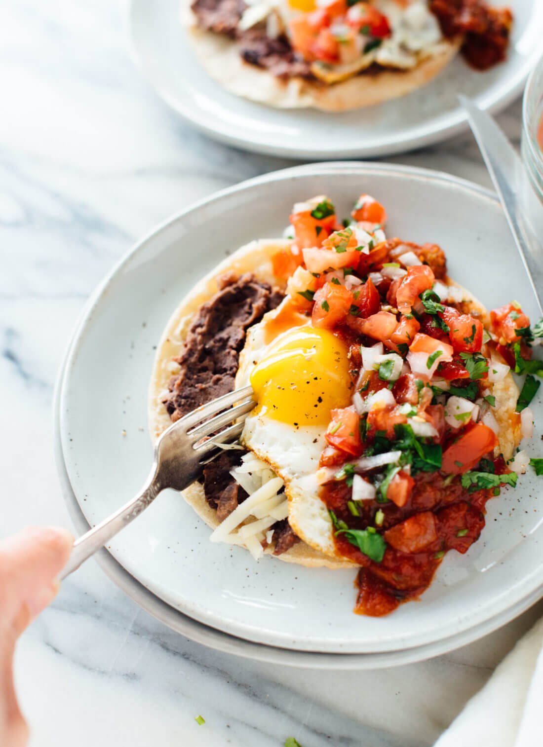 These huevos rancheros are the best! They're a healthy vegetarian recipe that you can make any time of dayโbreakfast, brunch, lunch or dinner!